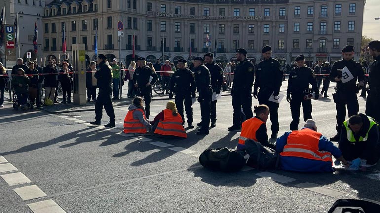 EILMELDUNG: Aktivisten kleben sich auf Straße in der Innenstadt