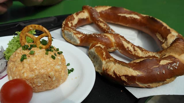 Gehört zum Biergartenbesuch: Obazda und Breze