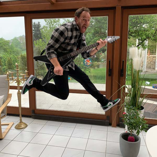 Markus Pürzer privat - Sprung mit Gitarre