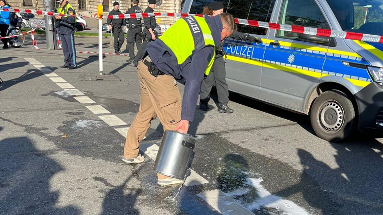 Aktivisten kleben sich auf Straße in Münchner Innenstadt