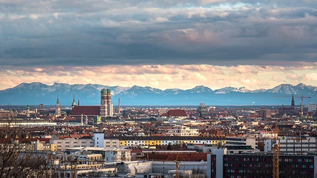 Bei Föhn kann man von München aus die Alpen zum Greifen nahe sehen