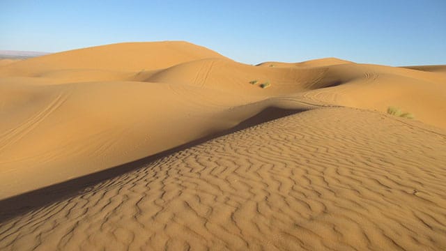 Starke Luftwirbel tragen Saharasand weit nach oben und über Mittelmeer und Alpen nach München