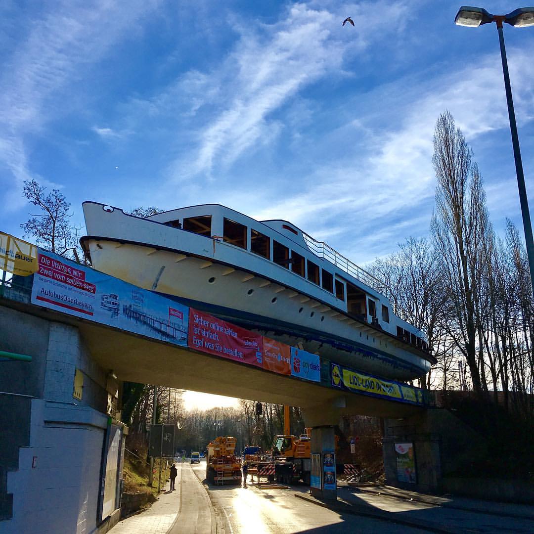 Ein Drink auf einem gestrandeten Schiff