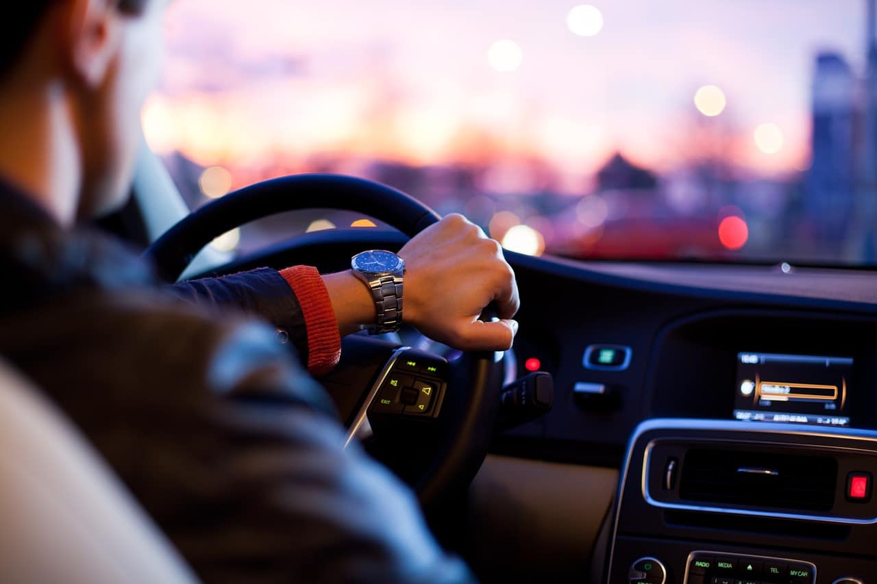 Zeitumstellung: So stellst du die Uhr im Auto um