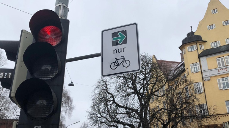 Grüner Pfeil für Radfahrer in München