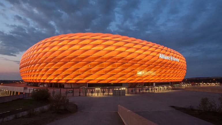 Die Münchner Gebäude leuchten Orange