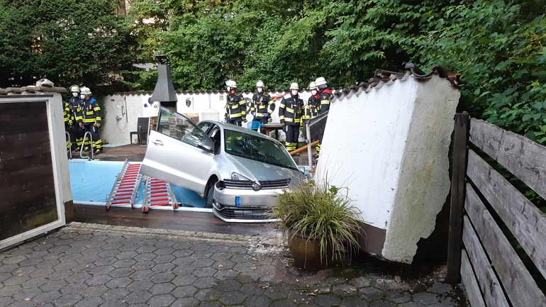 München: Auto rast rückwärts in Pool