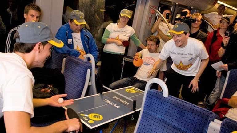 Tischtennisturnier in Münchner U-Bahn