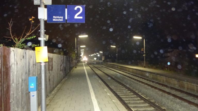 Zeugen gesucht: 17-Jährige bei tragischem Personenunfall an S-Bahn schwerverletzt