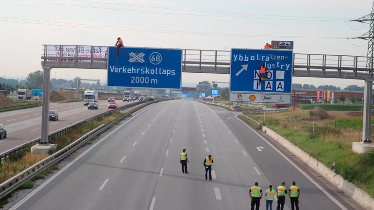 Achtung Stau & Sperrungen: IAA-Gegner seilen sich von Autobahnbrücken ab