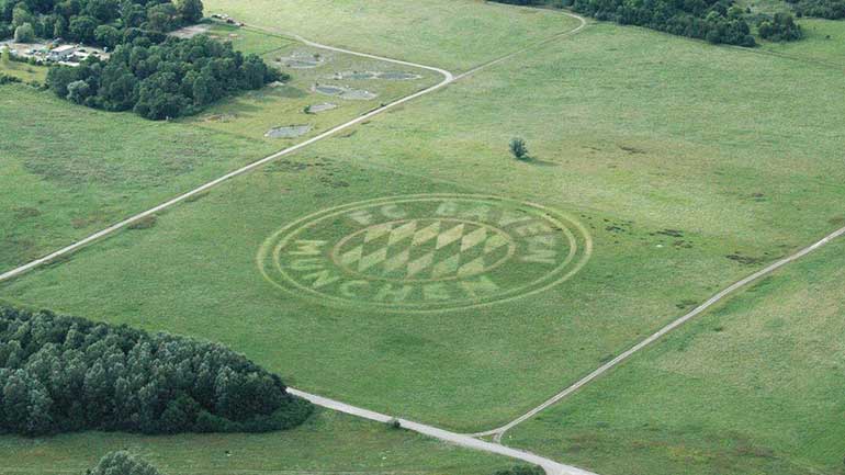 Riesiges FC Bayern Logo auf Wiese aufgetaucht