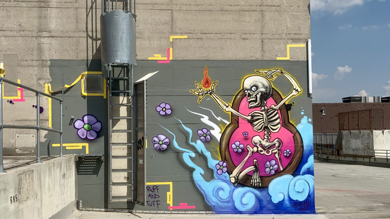 Graffiti Künstler toben sich in ehemaligen Parkhaus aus