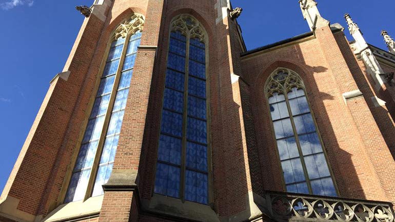 3000 Lungenflügel zieren Kirchenfenster