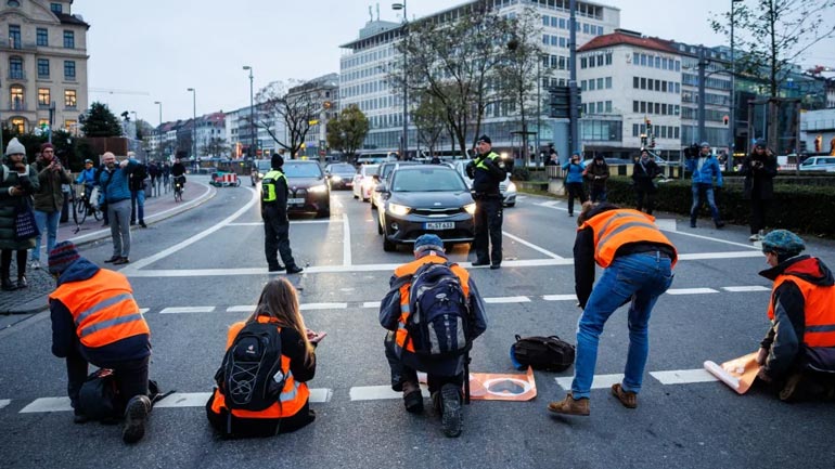 Beeinträchtigungen in der Stadt: Klima-Aktivisten blockieren mehrere Straßen