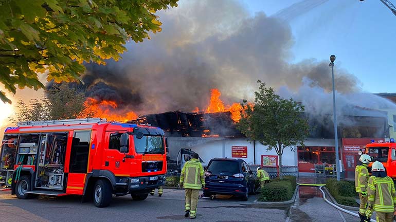 Achtung Rauch zieht auf die Autobahn A9! Großbrand in Supermarkt ausgebrochen