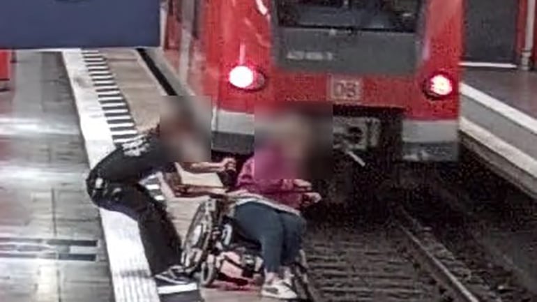 Mann rettet Rollstuhlfahrerin in München vor Sturz ins Gleis