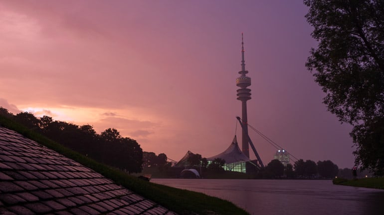Olympiaturm in München leuchtet lila