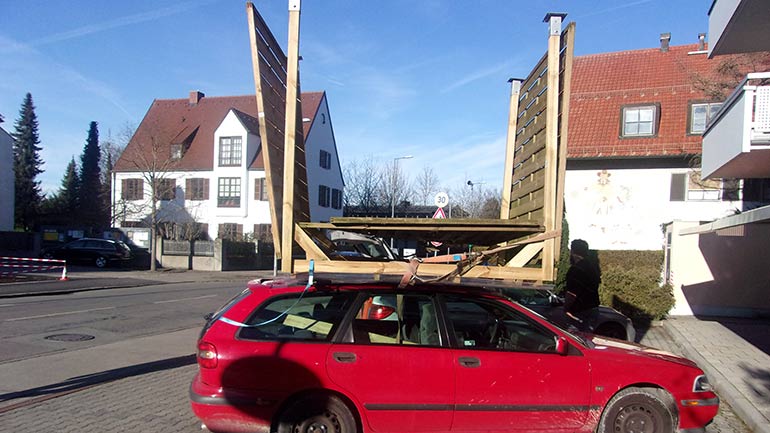 Polizei München stoppt PKW mit Garage auf dem Dach