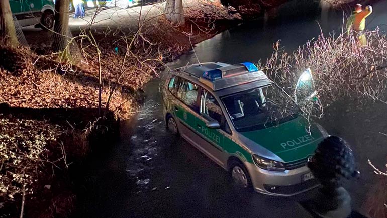 Verfolgung geht schief: Polizeiauto landet im Entenbach