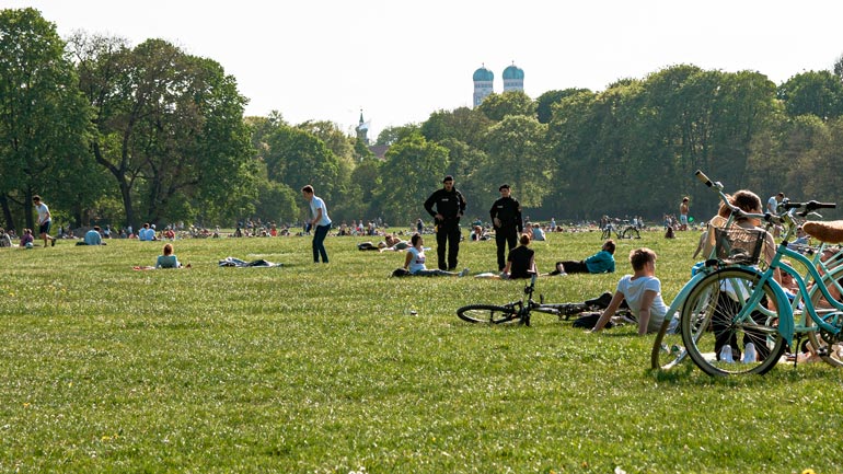 Wer hat Videos? Zeugen gesucht nach Angriff auf Polizei im Englischen Garten