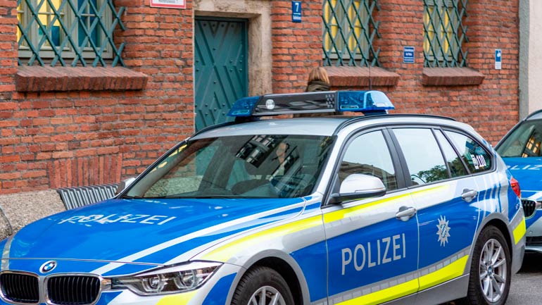 Zeugen gesucht: Unbekannter will 11-Jähriges Mädchen in BMW ziehen