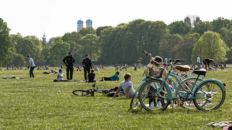 Polizei München mit Zollstöcken unterwegs