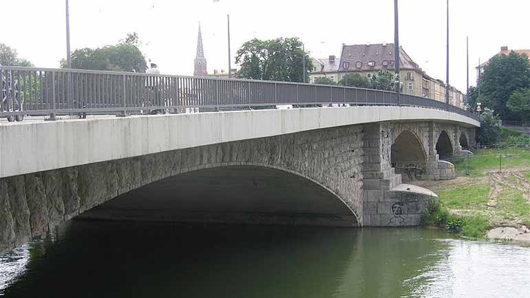 Handtaschendieb springt in die Isar