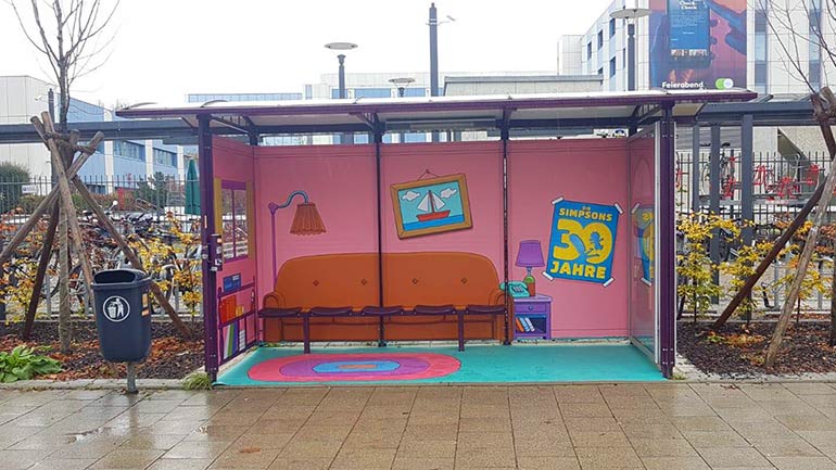 Eine Simpsons-Bushaltestelle im Landkreis München
