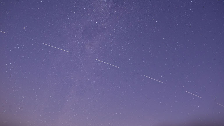 Satelliten-Lichterkette am Himmel über München