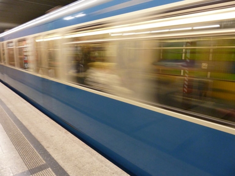 Mann leckt U-Bahn Haltestangen ab – Anzeige der Polizei