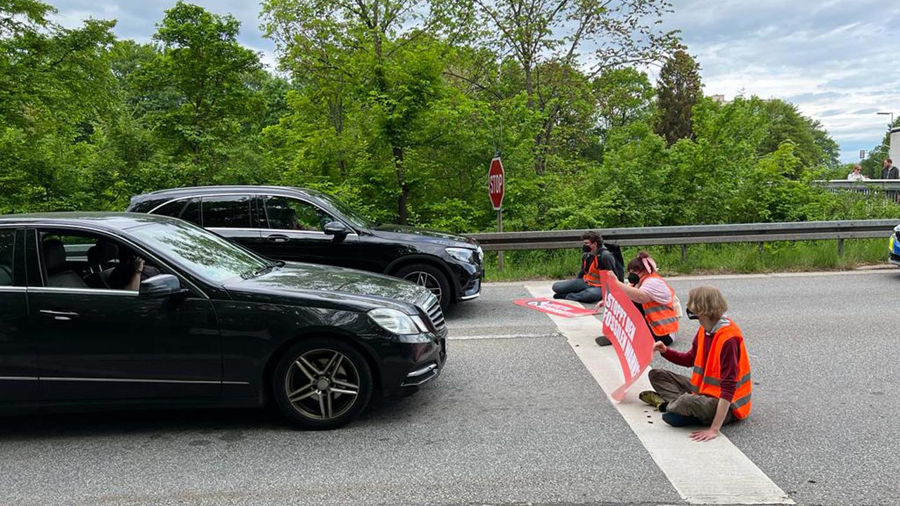 Erneute Aktion: Aktivisten kleben sich bei Ausfahrt auf den Mittleren Ring