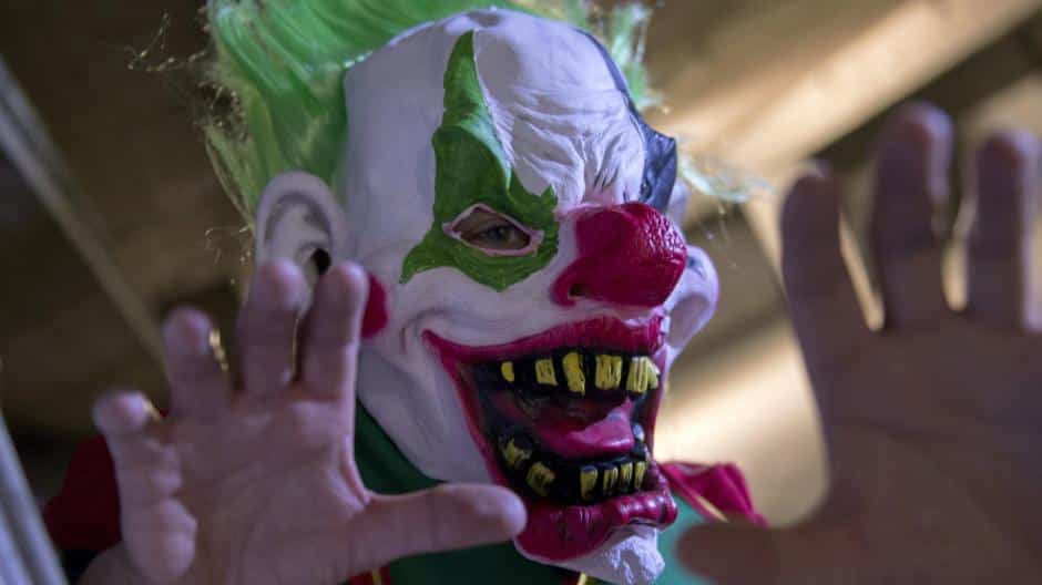 Polizei bittet um Hinweise: Nackter Mann mit Clownmaske verfolgt Frau