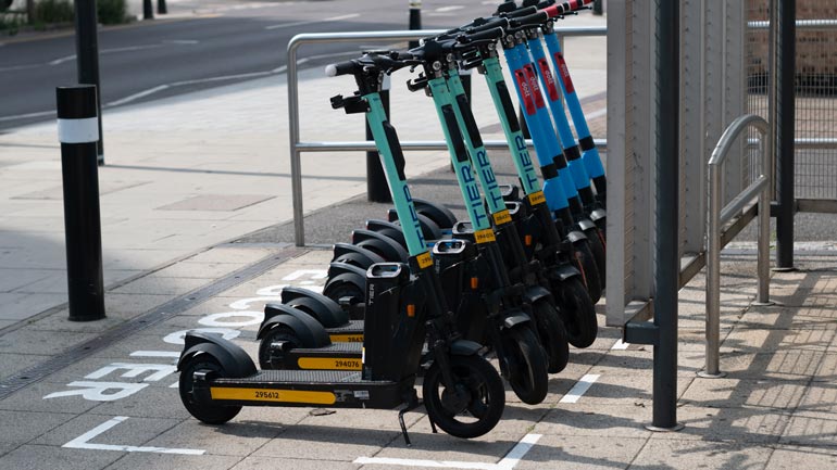 Stadt verschärft E-Scooter-Regeln: Hier darfst du die Roller nicht mehr abstellen