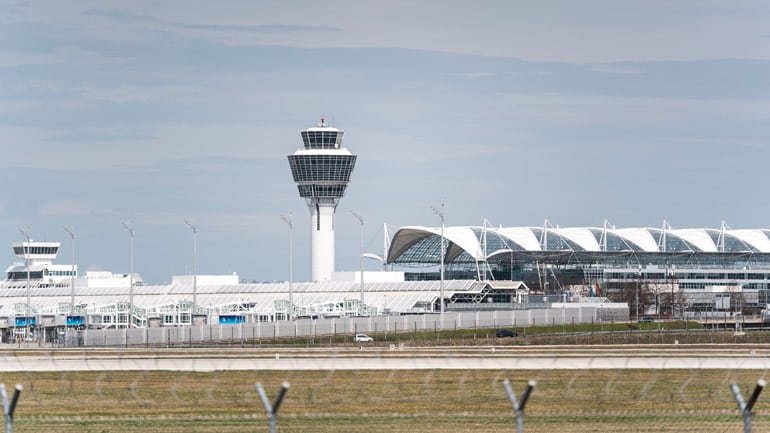 Aktivisten kleben sich am Flughafen München fest