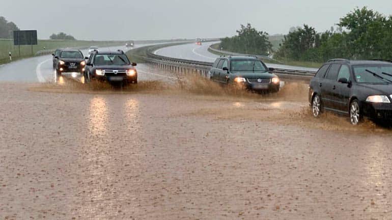 Vollsperrung auf der A8: Autobahn wegen Dauerregen überflutet