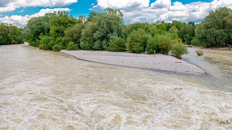 Hochwasser in München: Sperrungen an Isar und Surferwellen