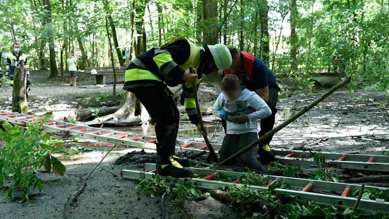 Kind in Isar-Au ordentlich versumpft