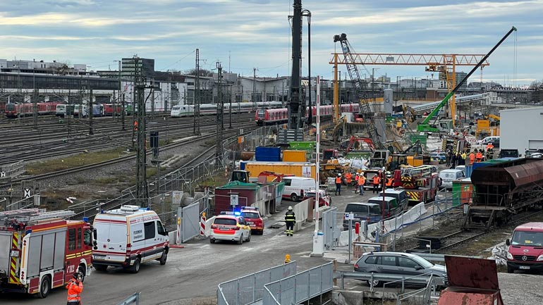 Nach lautem Knall: Großer Polizei- und Feuerwehr-Einsatz an der Donnersberger Brücke