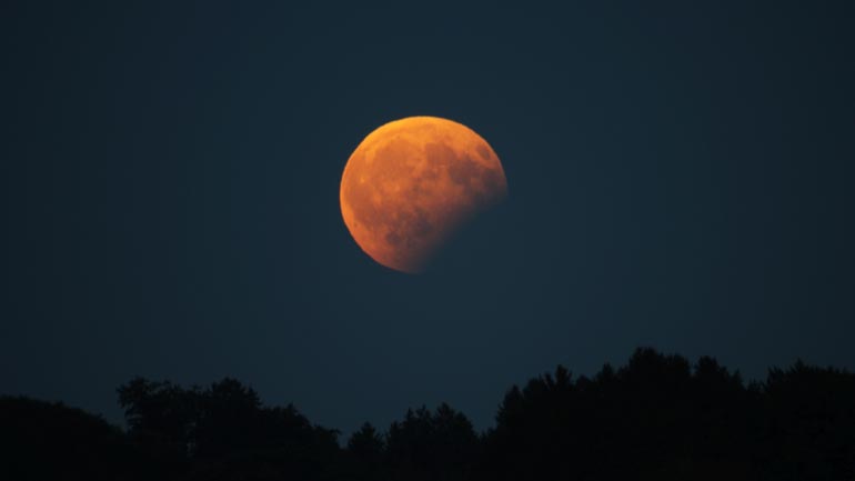 Der Mond sieht aus wie angebissen