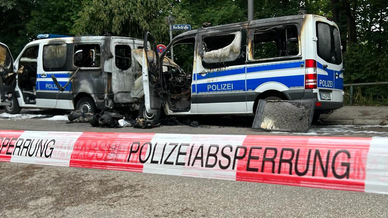 Acht Polizeiautos ausgebrannt: Zusammenhang mit G7-Gipfel vermutet