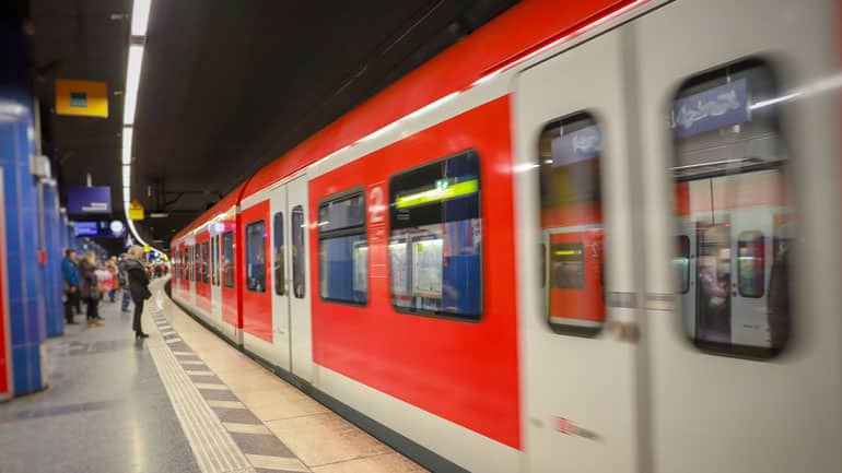 Frau stürzt zwischen die S-Bahn: Polizei muss Gaffer abhalten