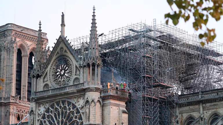 Großfeuer in Notre-Dame vollständig gelöscht