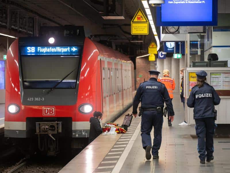 Mann in München vor S-Bahn gestoßen – Schwere Verletzungen