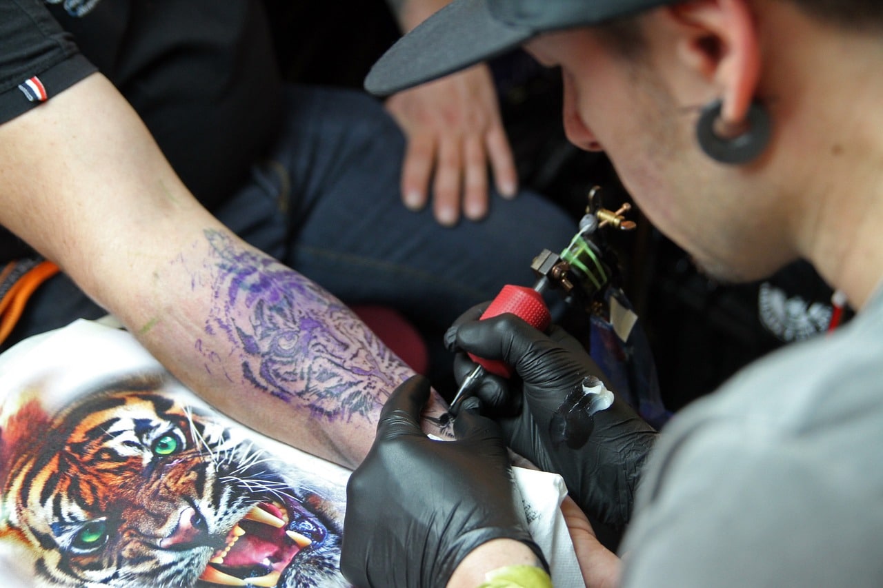 Gestochene Körperkunst: Tipps zum ersten Tattoo