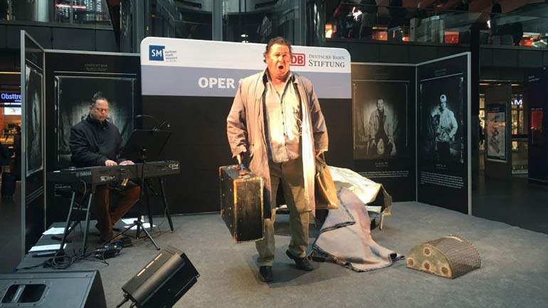 „Oper für Obdach“ am Münchner Hauptbahnhof