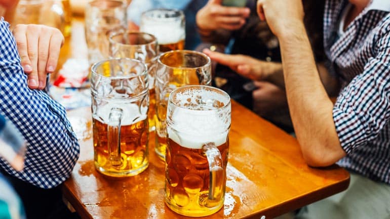 Nie wieder in der Biergarten-Schlange stehen: Das musst du tun