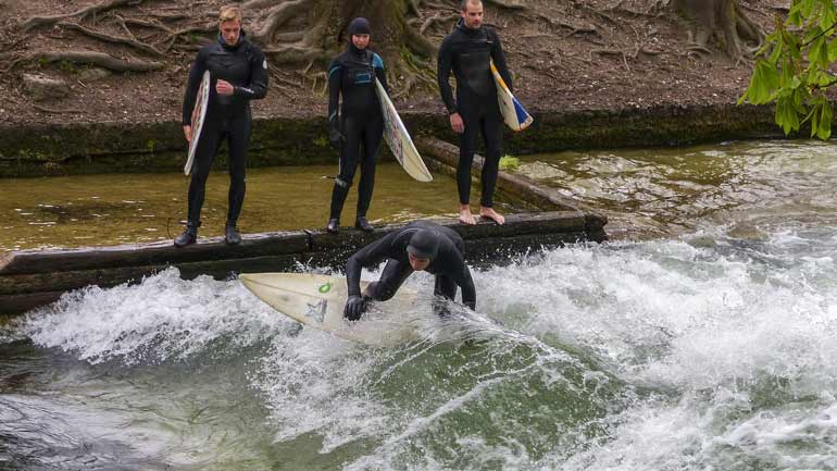 Surfen am Eisbach ist wieder erlaubt