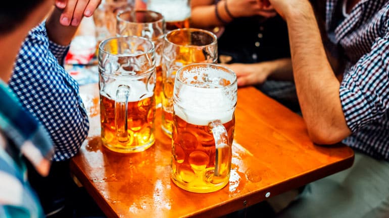 Gericht kippt Sperrstunde für Biergärten und Restaurants