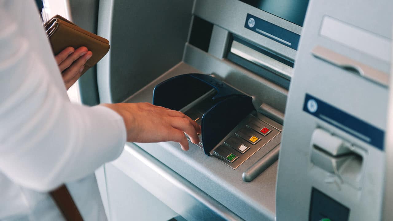 Aktuell gibt es an vielen Bankautomaten kein Bargeld: Das ist der Grund