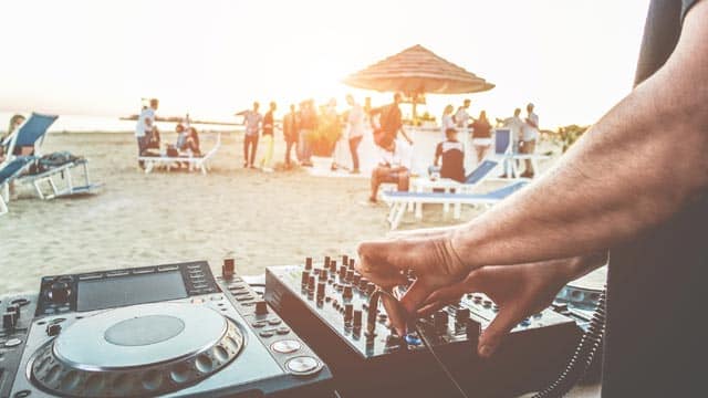 Sommerhits hören - DJ am Stand bei einer Party